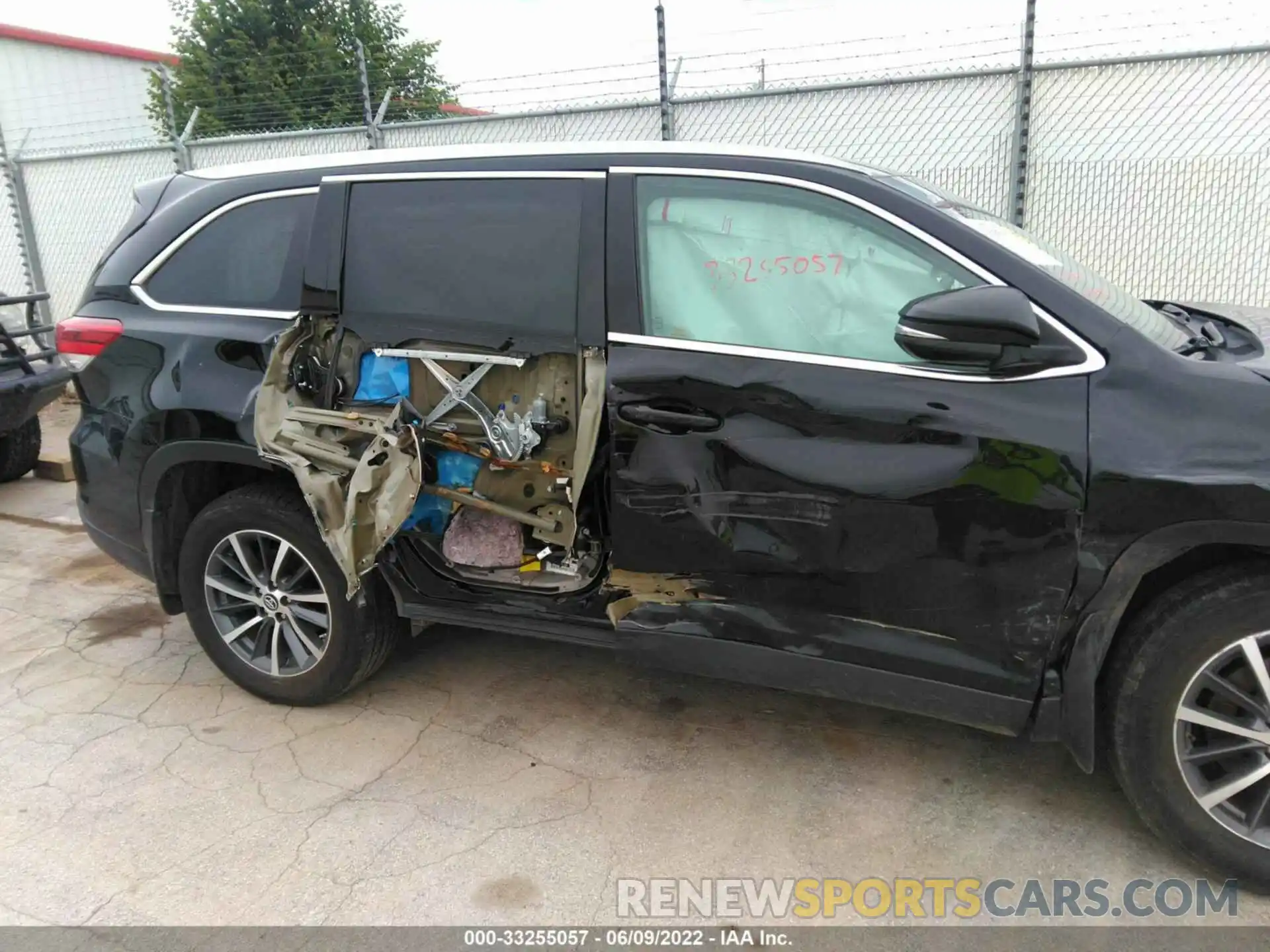 6 Photograph of a damaged car 5TDJZRFH2KS563112 TOYOTA HIGHLANDER 2019