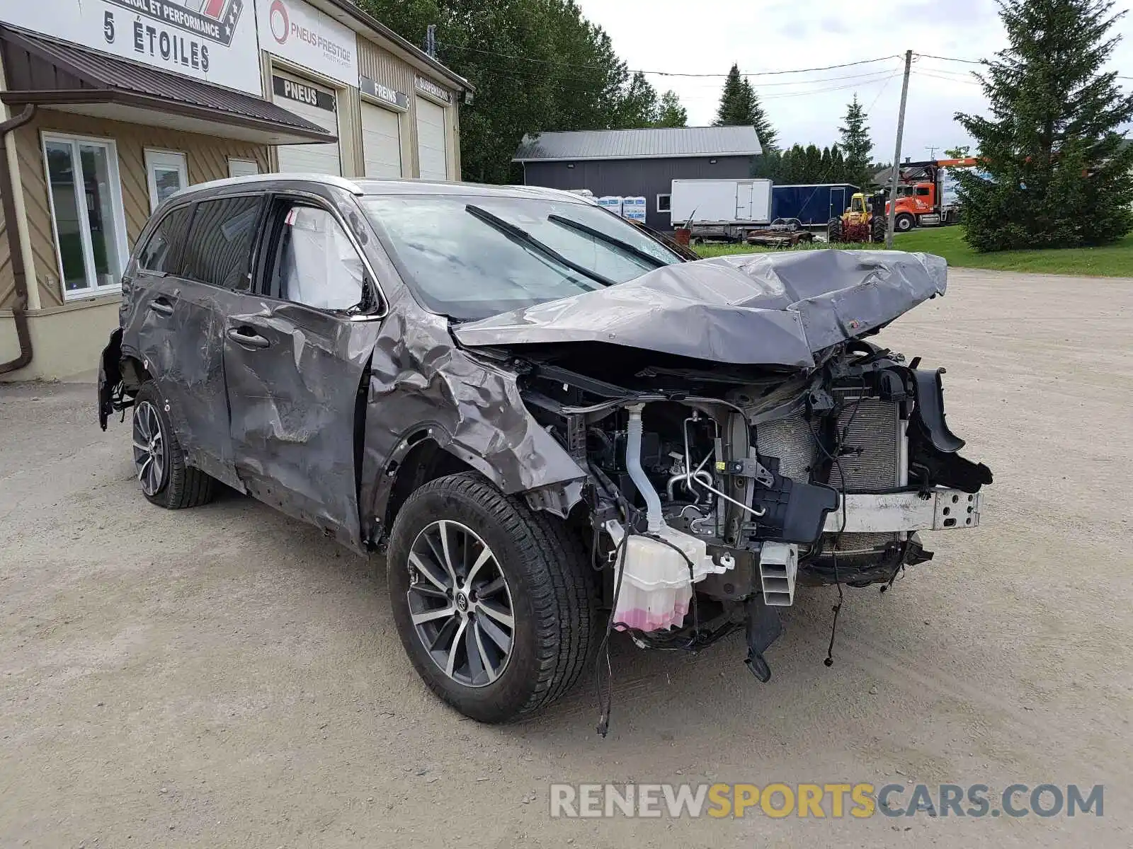 1 Photograph of a damaged car 5TDJZRFH2KS563515 TOYOTA HIGHLANDER 2019