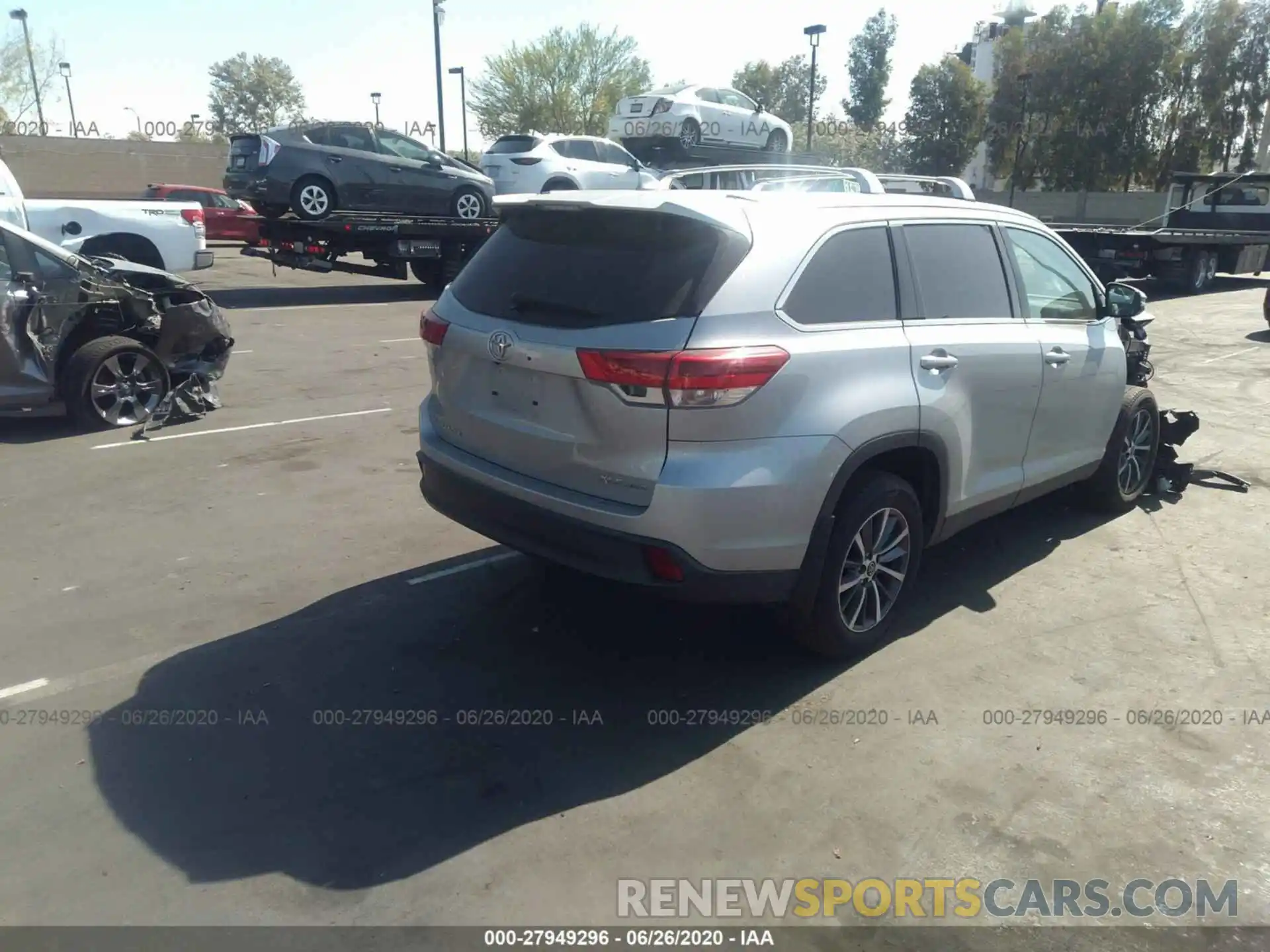 4 Photograph of a damaged car 5TDJZRFH2KS563630 TOYOTA HIGHLANDER 2019