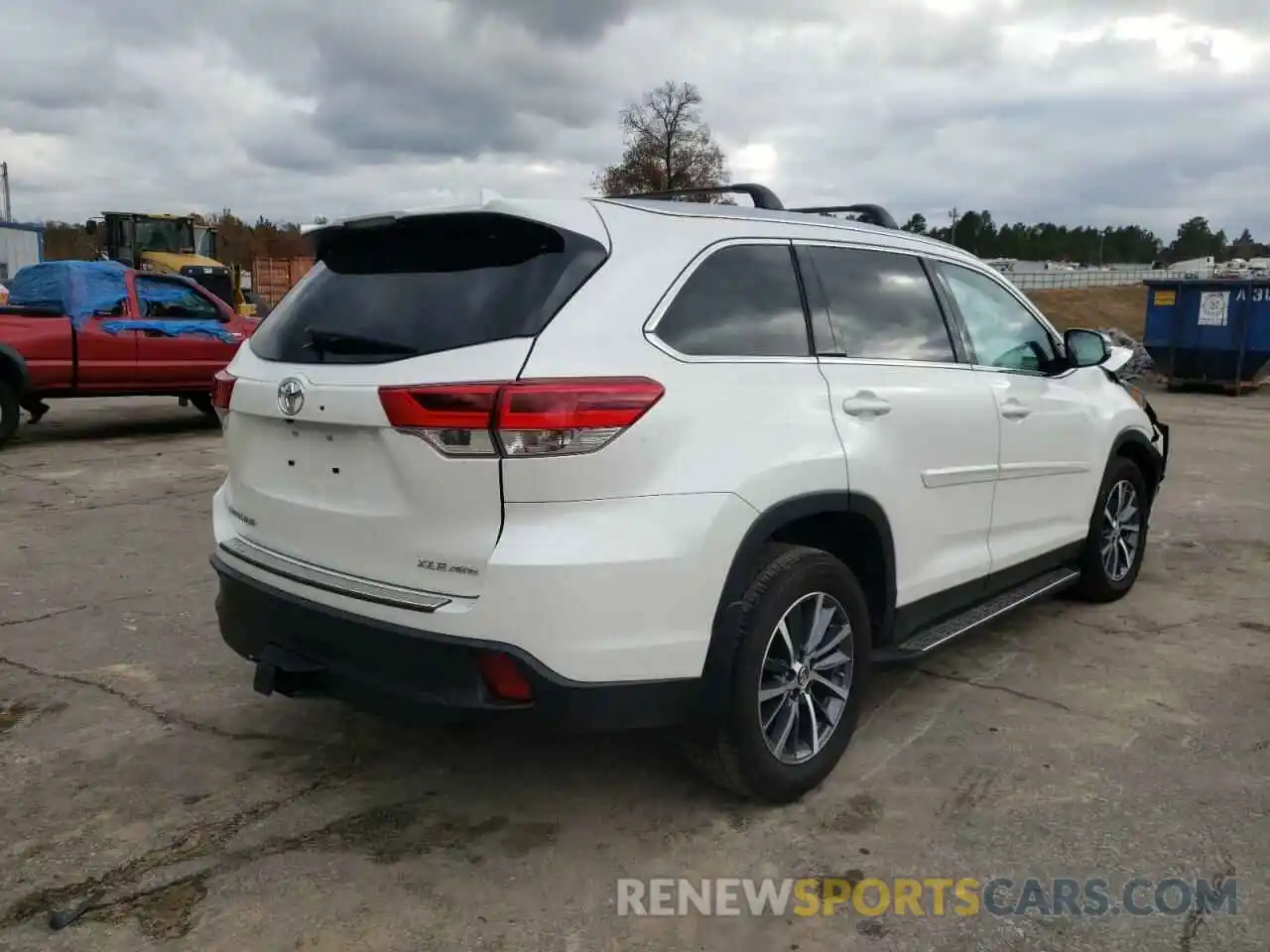 4 Photograph of a damaged car 5TDJZRFH2KS570576 TOYOTA HIGHLANDER 2019