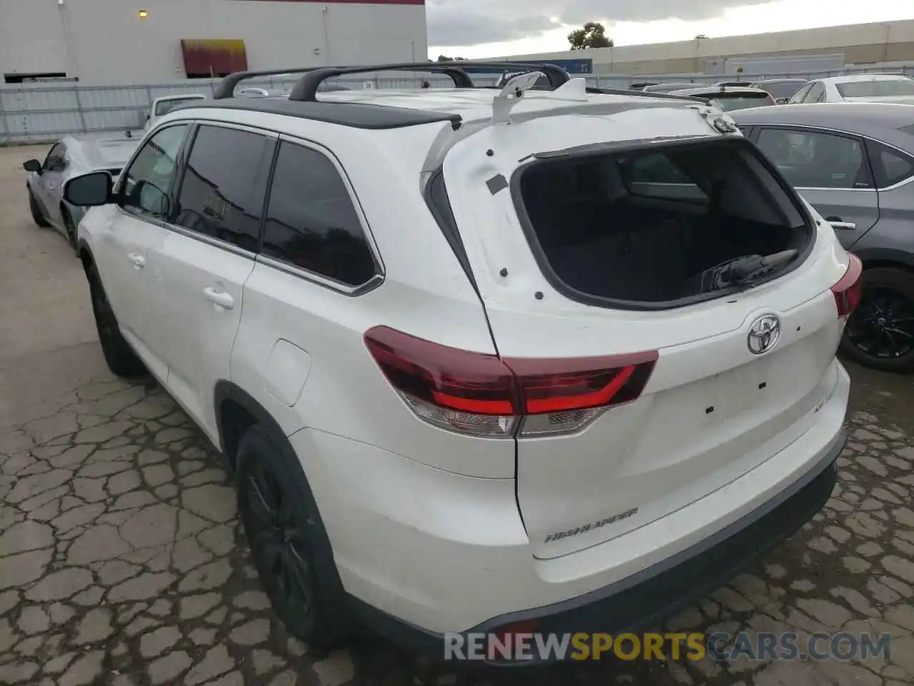 3 Photograph of a damaged car 5TDJZRFH2KS571243 TOYOTA HIGHLANDER 2019