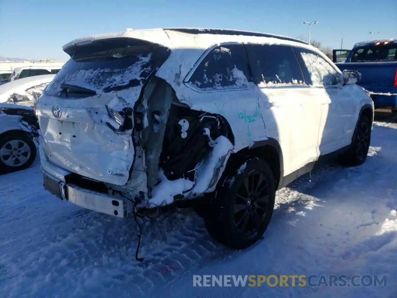 4 Photograph of a damaged car 5TDJZRFH2KS573543 TOYOTA HIGHLANDER 2019