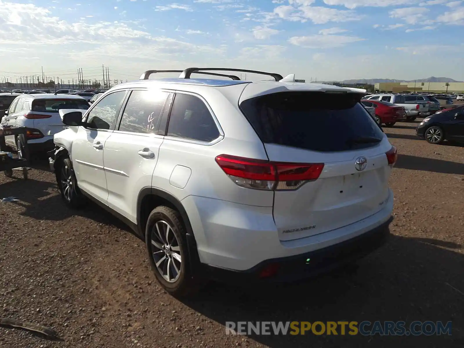 3 Photograph of a damaged car 5TDJZRFH2KS574045 TOYOTA HIGHLANDER 2019