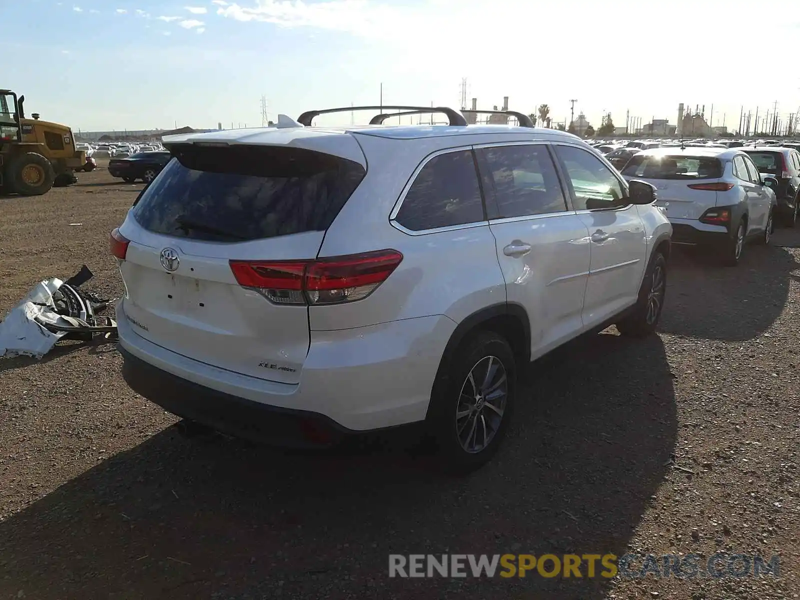 4 Photograph of a damaged car 5TDJZRFH2KS574045 TOYOTA HIGHLANDER 2019