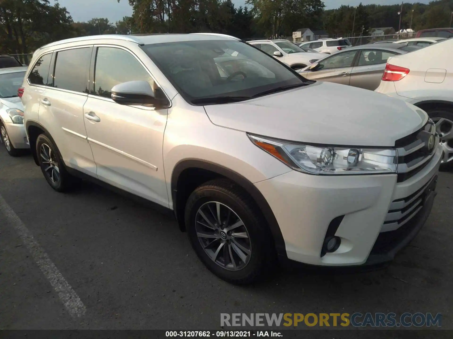 1 Photograph of a damaged car 5TDJZRFH2KS574076 TOYOTA HIGHLANDER 2019