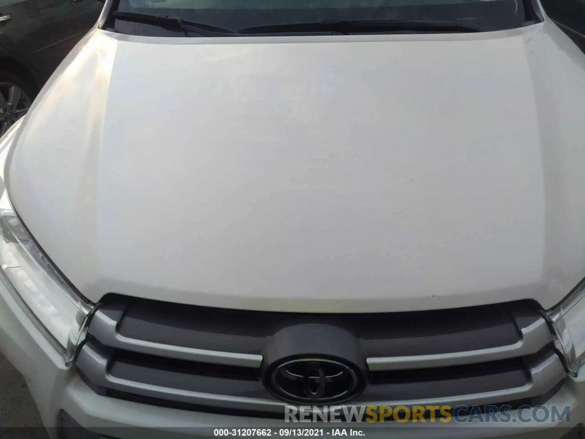 10 Photograph of a damaged car 5TDJZRFH2KS574076 TOYOTA HIGHLANDER 2019