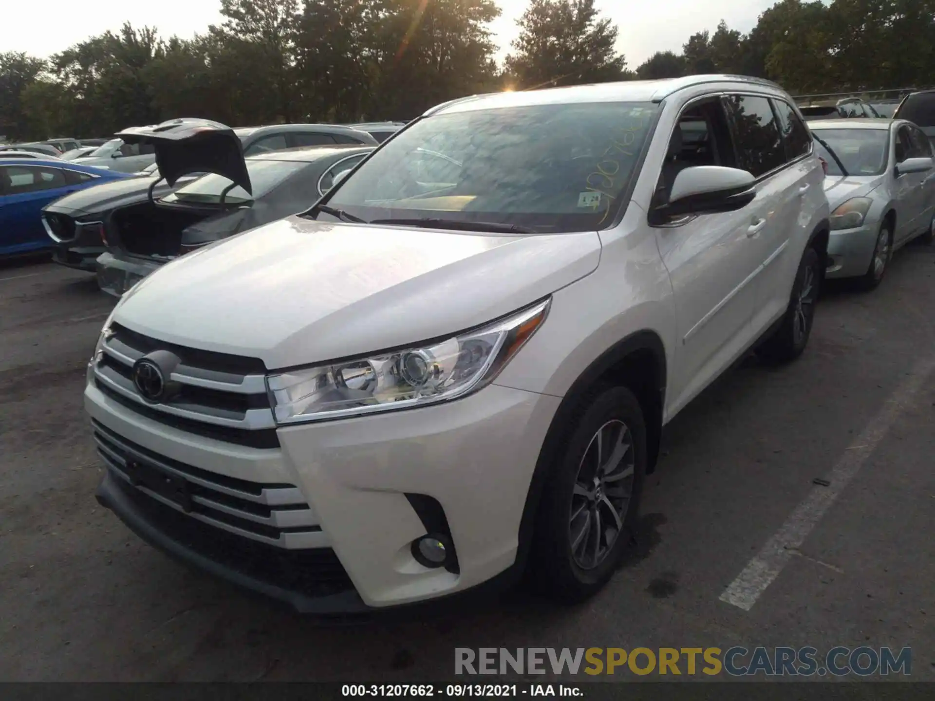 2 Photograph of a damaged car 5TDJZRFH2KS574076 TOYOTA HIGHLANDER 2019