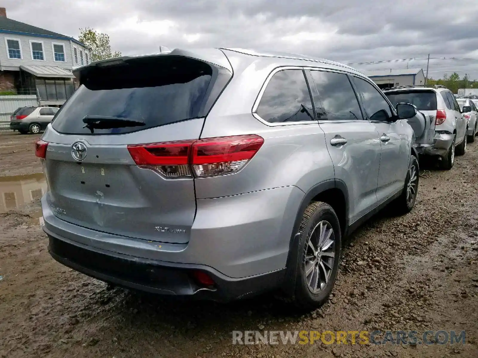 4 Photograph of a damaged car 5TDJZRFH2KS578175 TOYOTA HIGHLANDER 2019