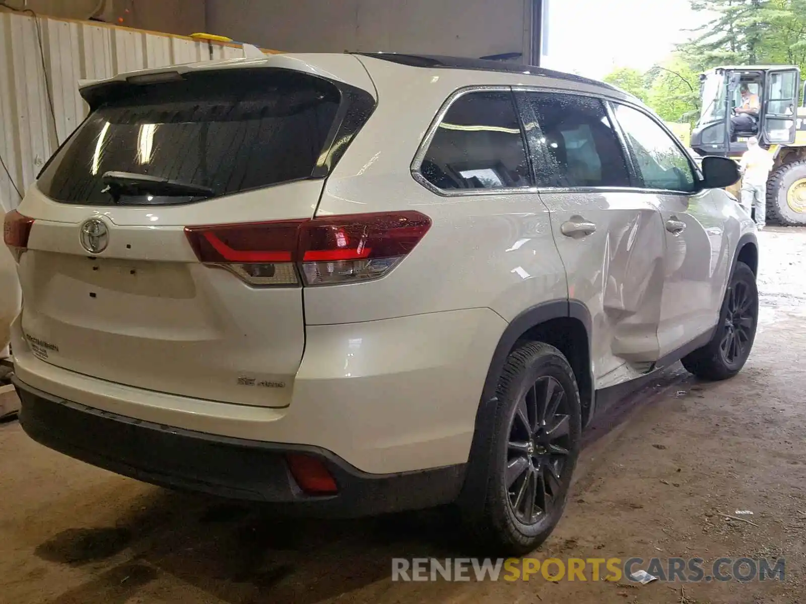 4 Photograph of a damaged car 5TDJZRFH2KS579228 TOYOTA HIGHLANDER 2019