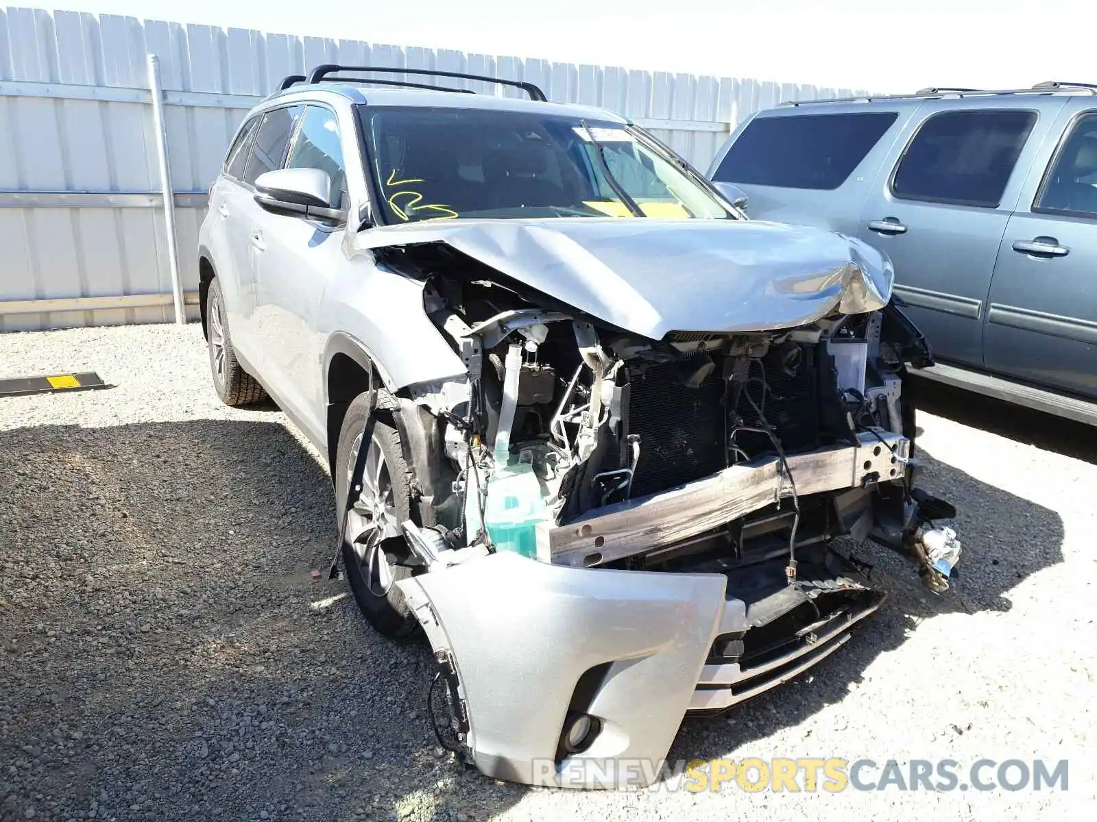 1 Photograph of a damaged car 5TDJZRFH2KS579343 TOYOTA HIGHLANDER 2019