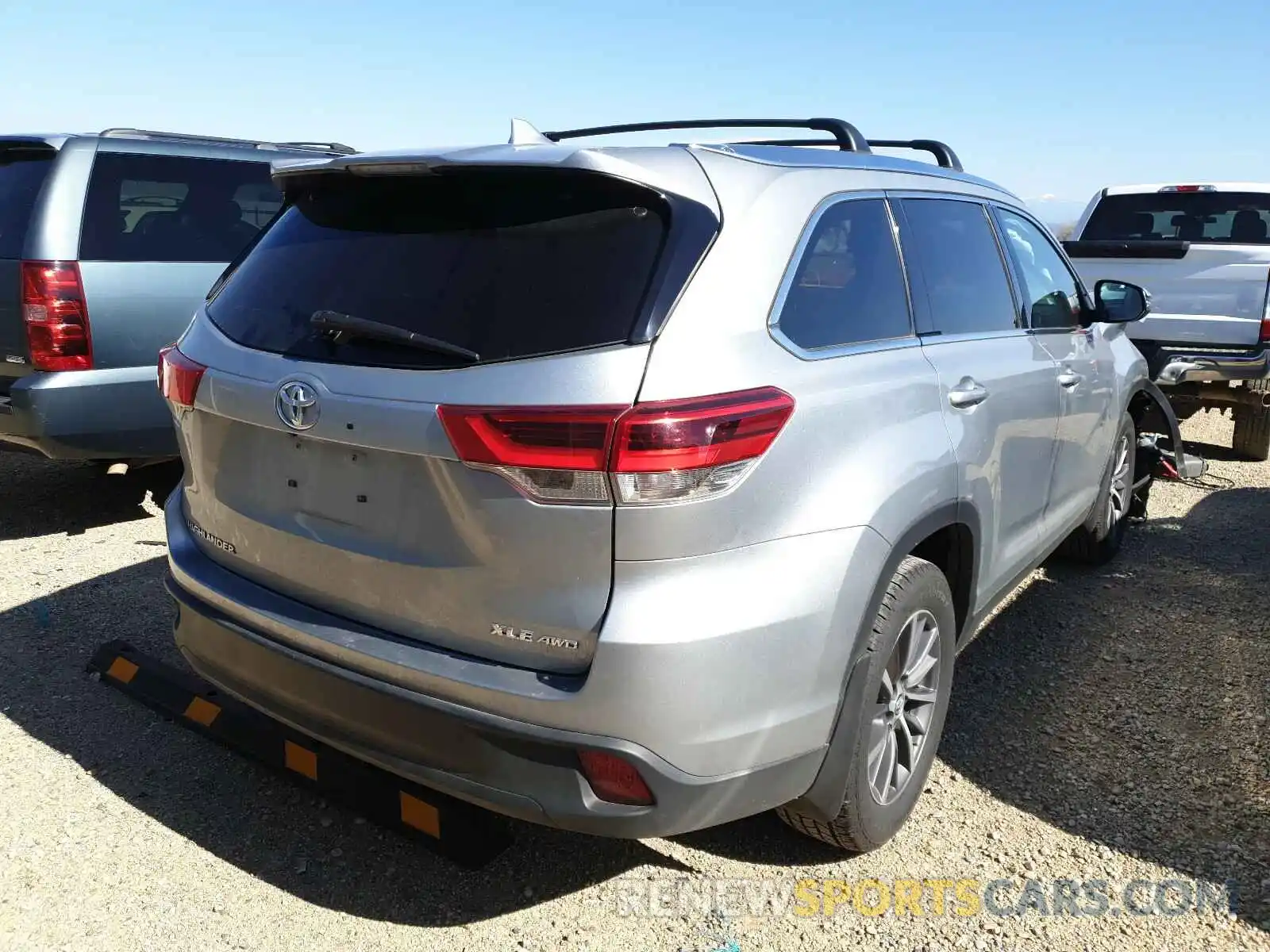 4 Photograph of a damaged car 5TDJZRFH2KS579343 TOYOTA HIGHLANDER 2019