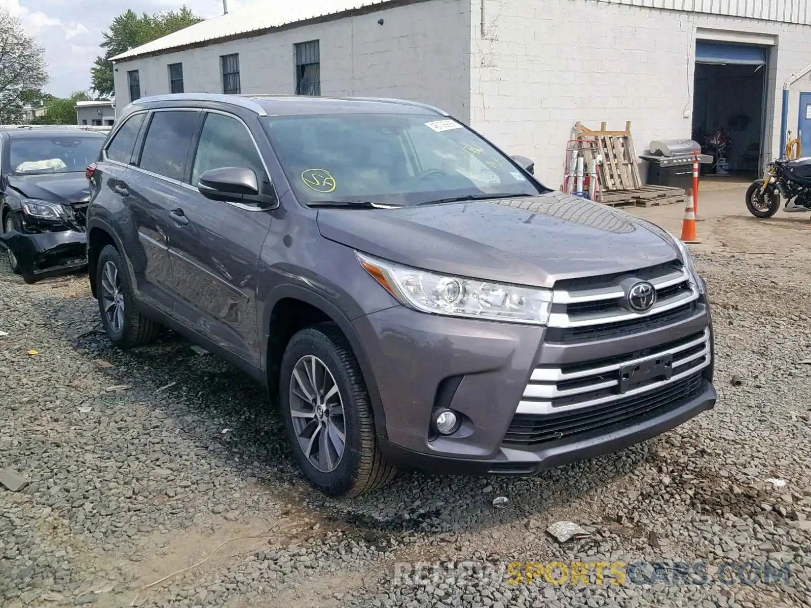 1 Photograph of a damaged car 5TDJZRFH2KS583098 TOYOTA HIGHLANDER 2019