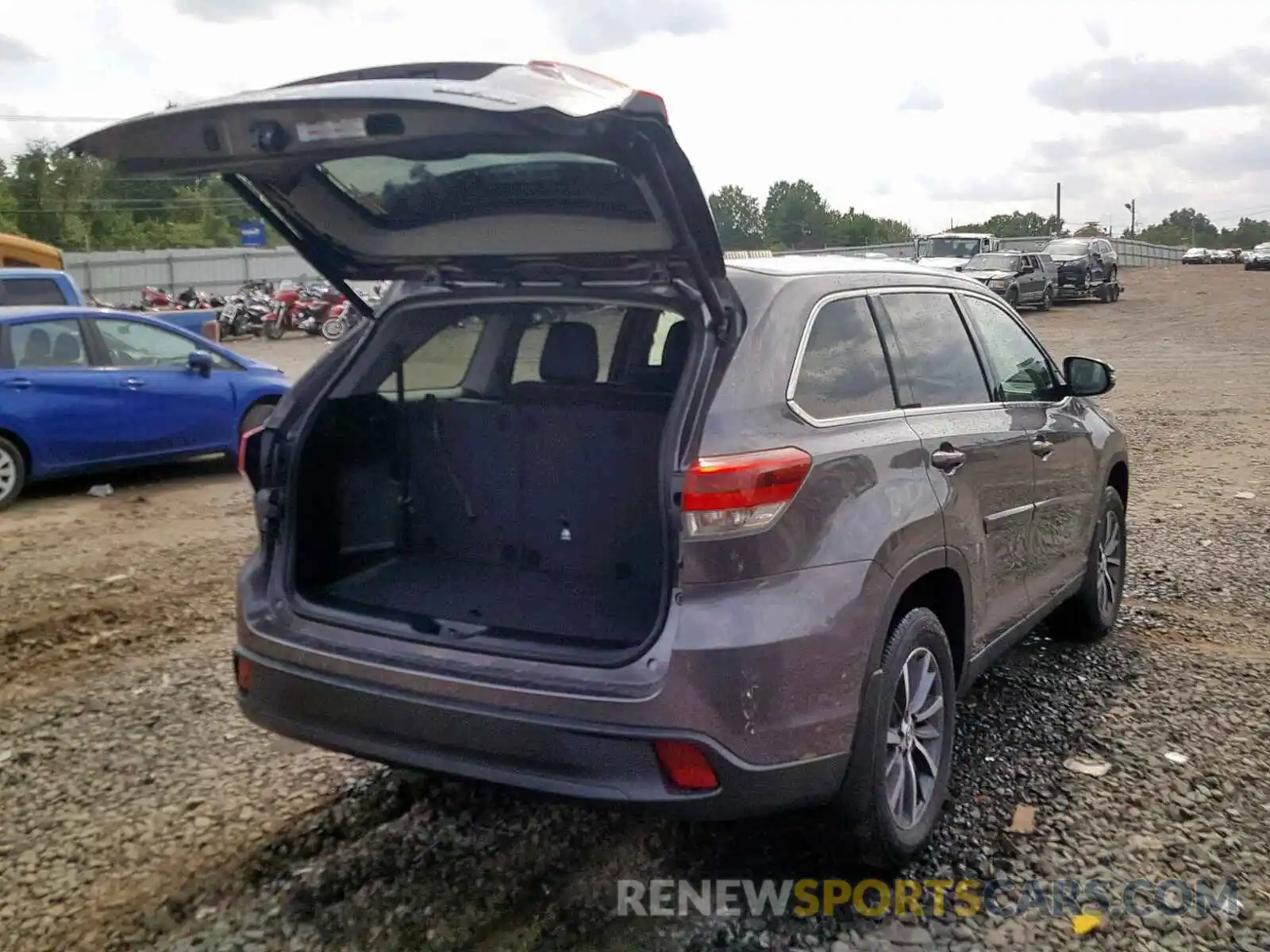 4 Photograph of a damaged car 5TDJZRFH2KS583098 TOYOTA HIGHLANDER 2019