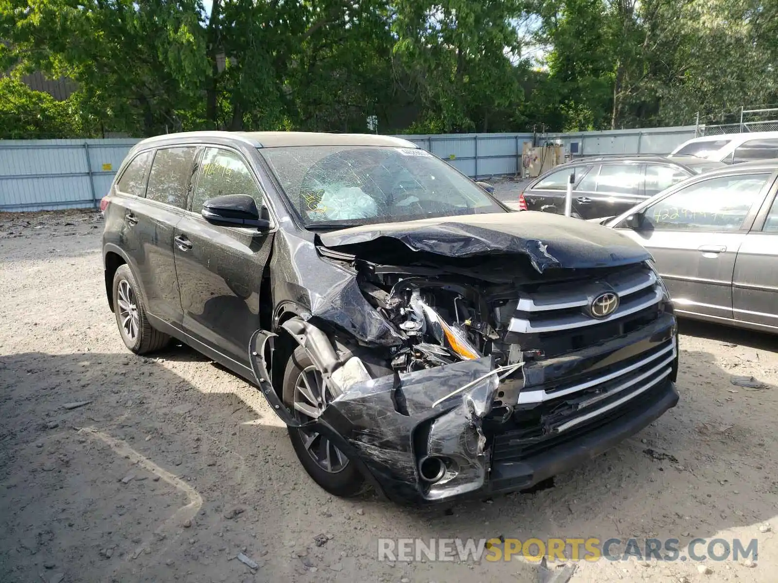 1 Photograph of a damaged car 5TDJZRFH2KS583831 TOYOTA HIGHLANDER 2019