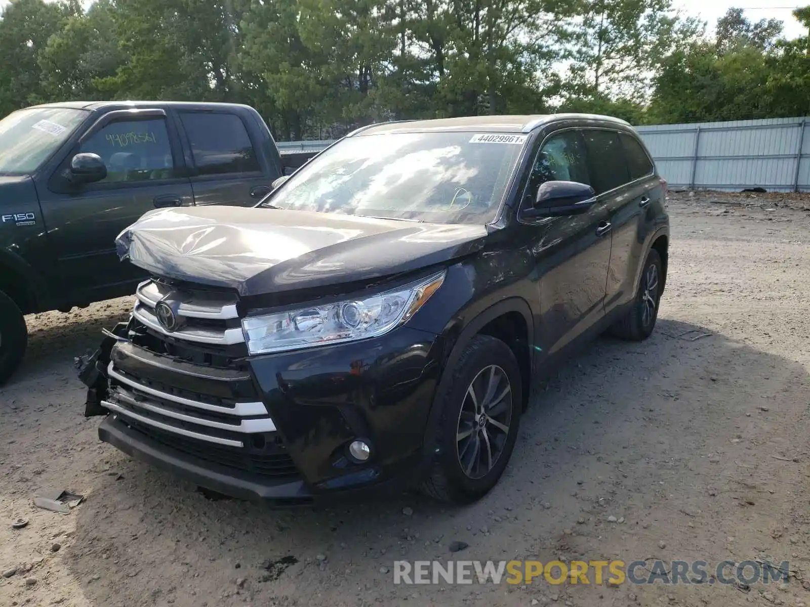 2 Photograph of a damaged car 5TDJZRFH2KS583831 TOYOTA HIGHLANDER 2019