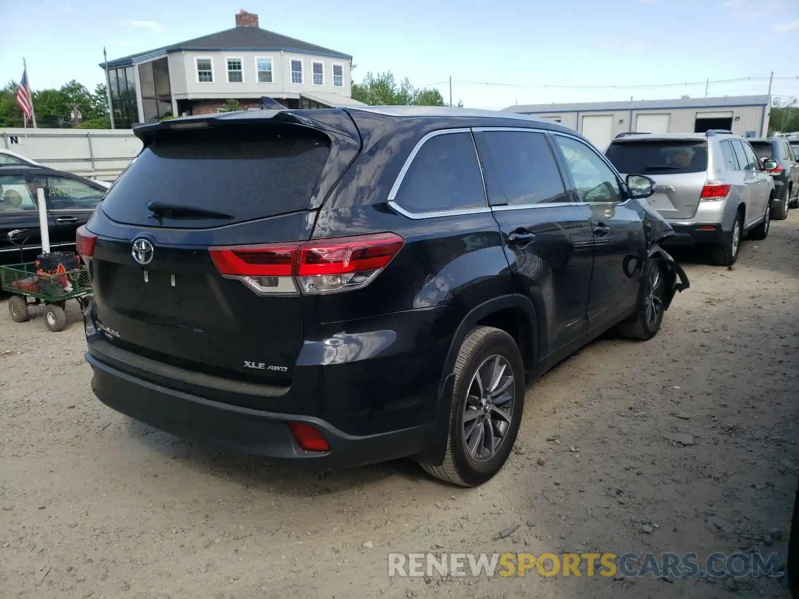 4 Photograph of a damaged car 5TDJZRFH2KS583831 TOYOTA HIGHLANDER 2019