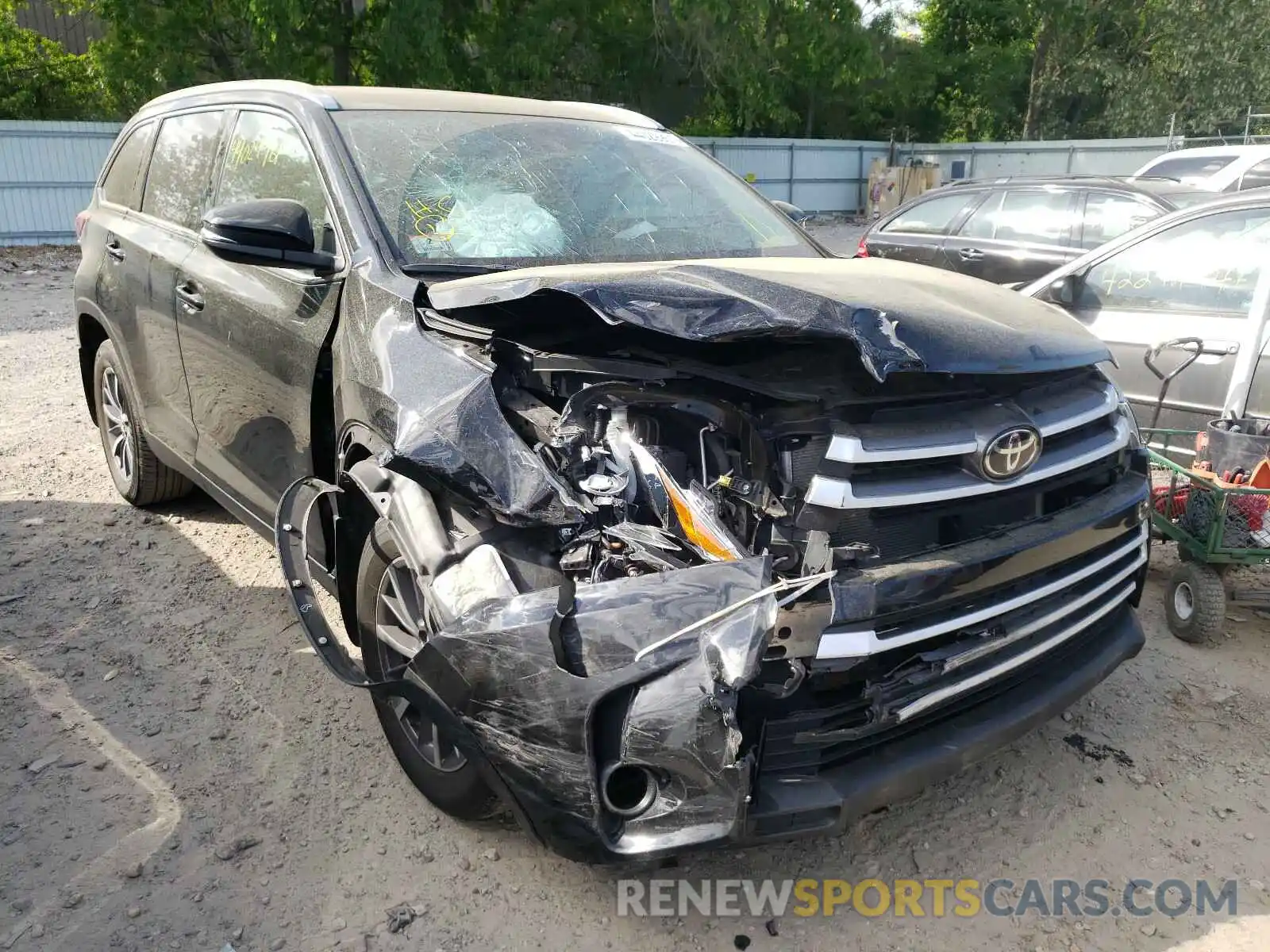 9 Photograph of a damaged car 5TDJZRFH2KS583831 TOYOTA HIGHLANDER 2019