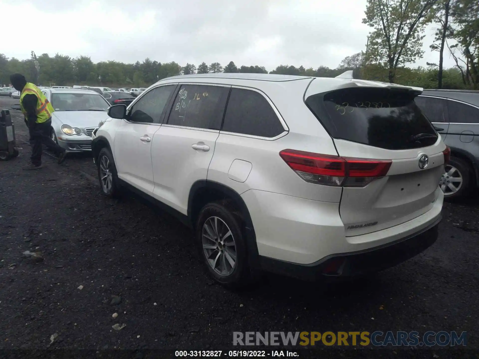 3 Photograph of a damaged car 5TDJZRFH2KS584218 TOYOTA HIGHLANDER 2019