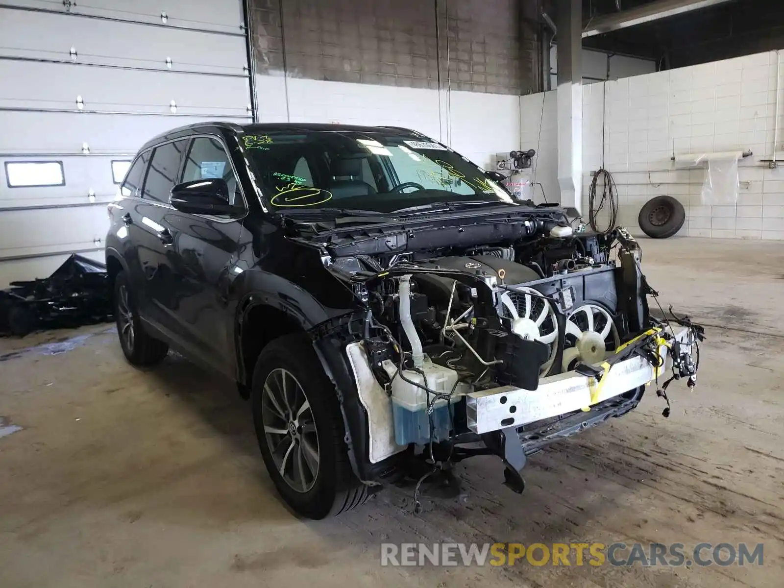 1 Photograph of a damaged car 5TDJZRFH2KS585059 TOYOTA HIGHLANDER 2019