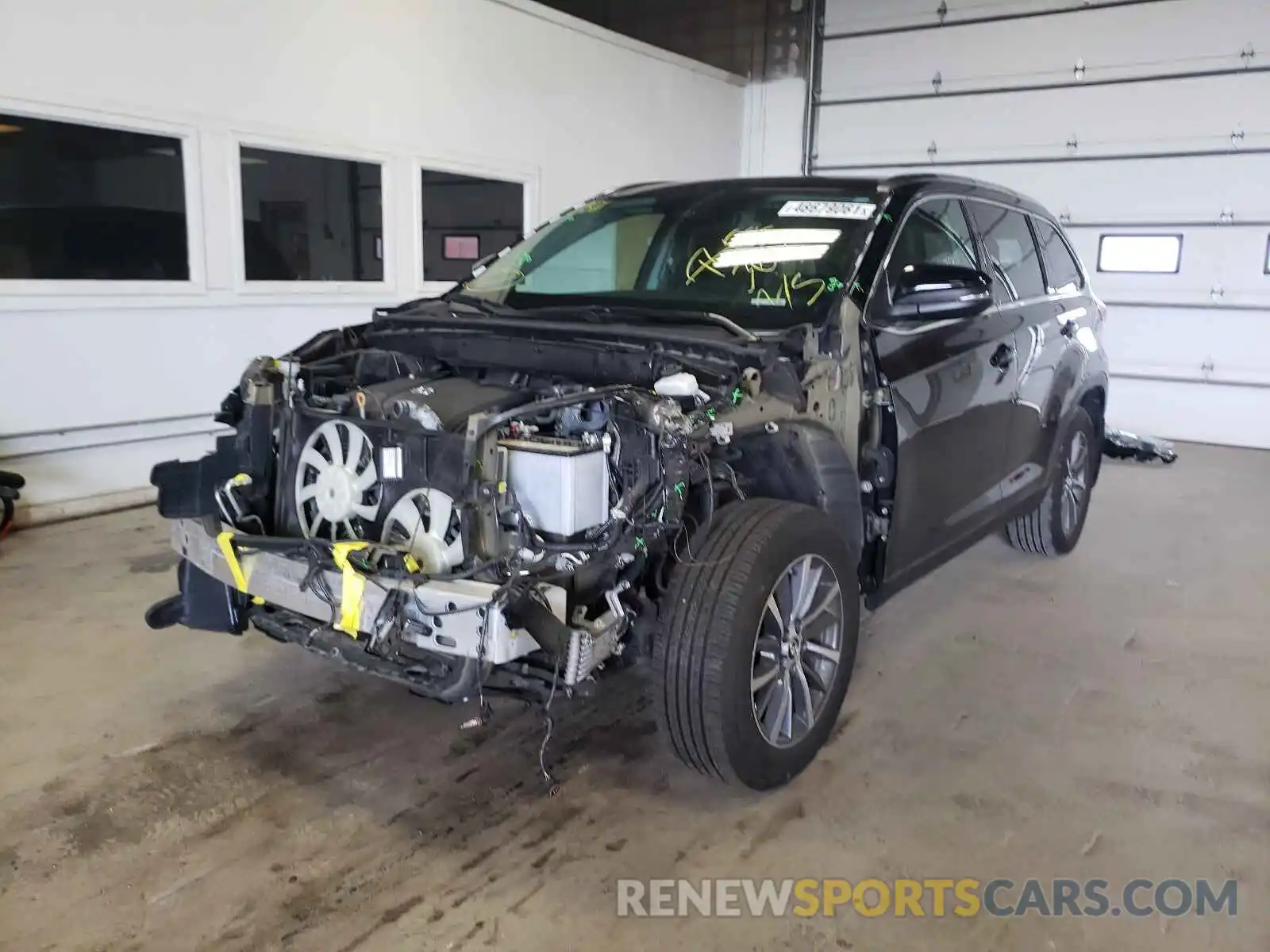 2 Photograph of a damaged car 5TDJZRFH2KS585059 TOYOTA HIGHLANDER 2019