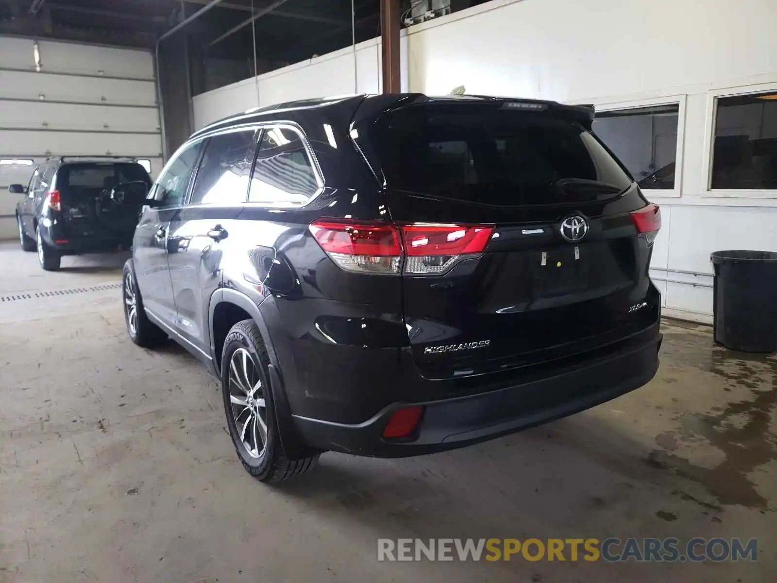 3 Photograph of a damaged car 5TDJZRFH2KS585059 TOYOTA HIGHLANDER 2019