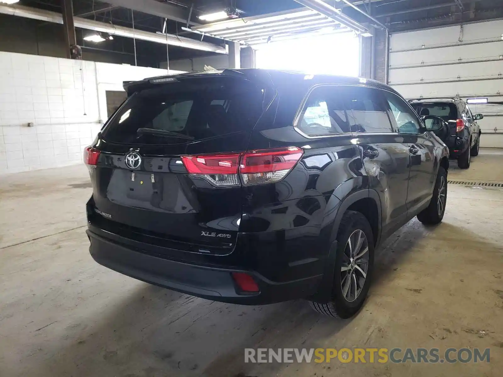 4 Photograph of a damaged car 5TDJZRFH2KS585059 TOYOTA HIGHLANDER 2019