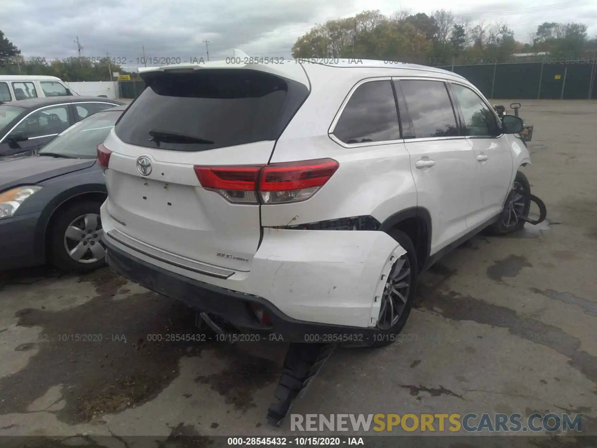 4 Photograph of a damaged car 5TDJZRFH2KS585112 TOYOTA HIGHLANDER 2019