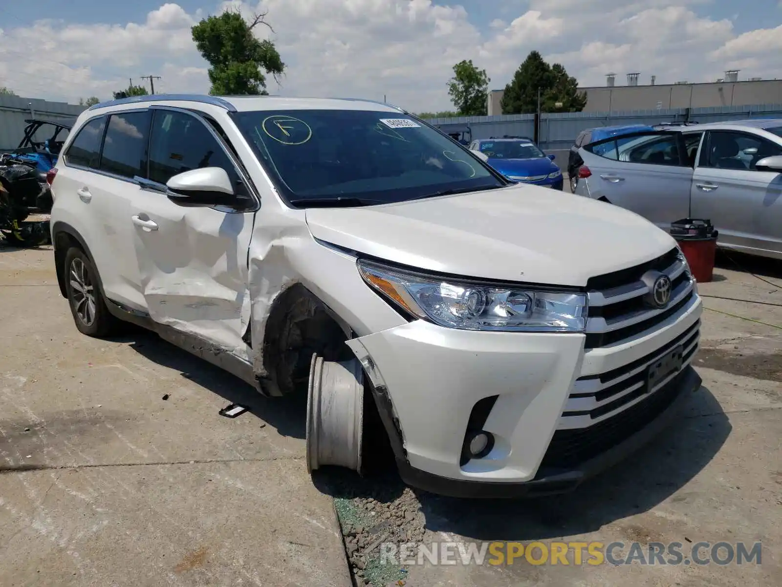 1 Photograph of a damaged car 5TDJZRFH2KS591332 TOYOTA HIGHLANDER 2019