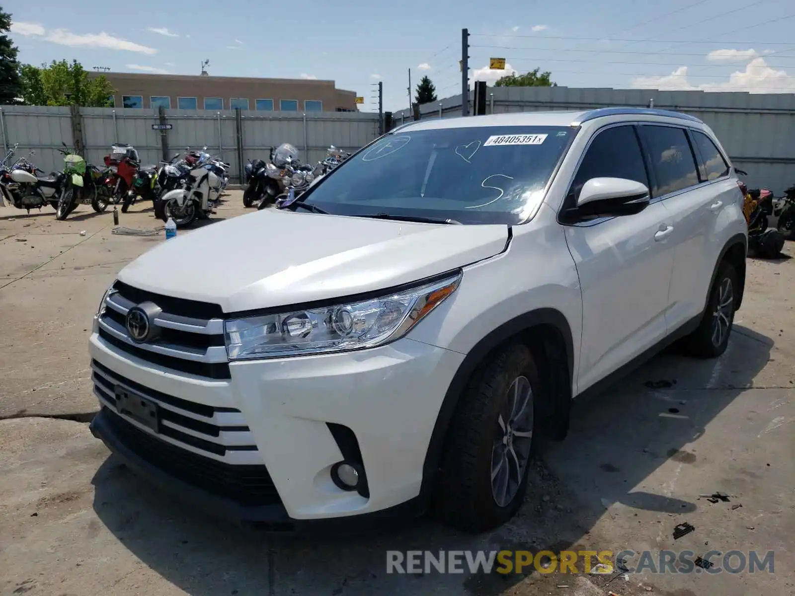 2 Photograph of a damaged car 5TDJZRFH2KS591332 TOYOTA HIGHLANDER 2019