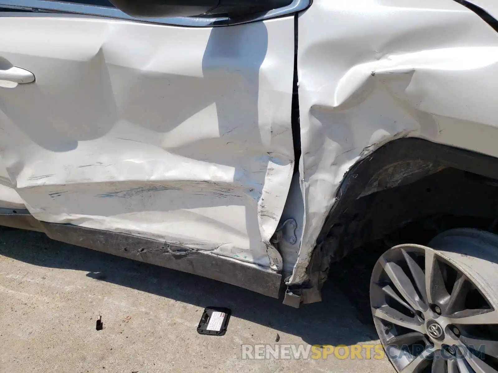 9 Photograph of a damaged car 5TDJZRFH2KS591332 TOYOTA HIGHLANDER 2019