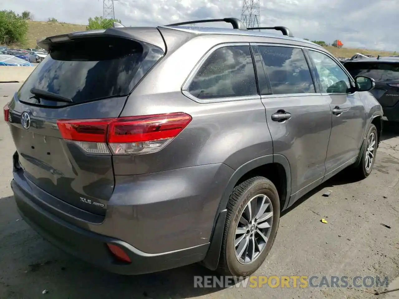 4 Photograph of a damaged car 5TDJZRFH2KS592156 TOYOTA HIGHLANDER 2019