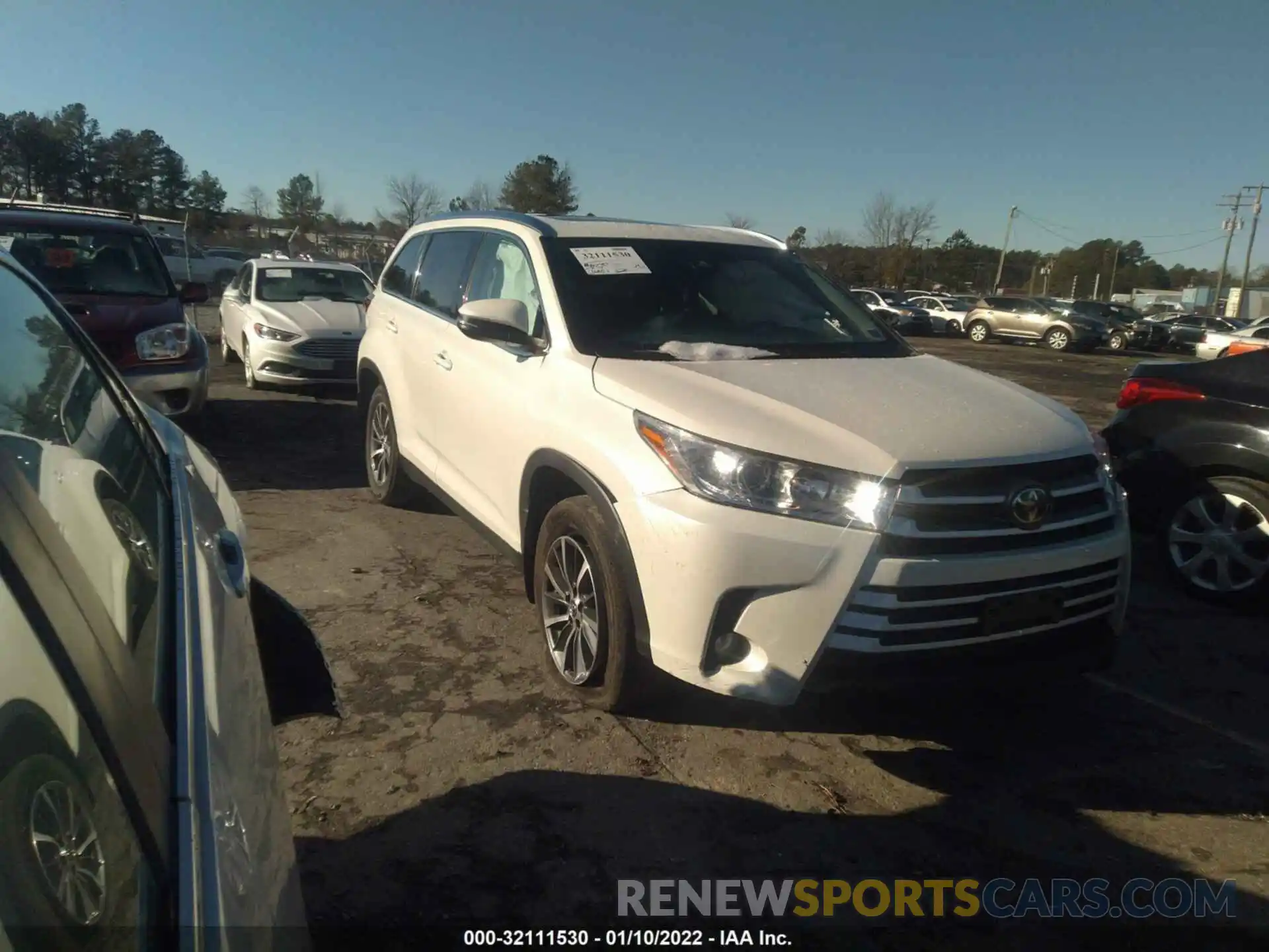 1 Photograph of a damaged car 5TDJZRFH2KS596370 TOYOTA HIGHLANDER 2019