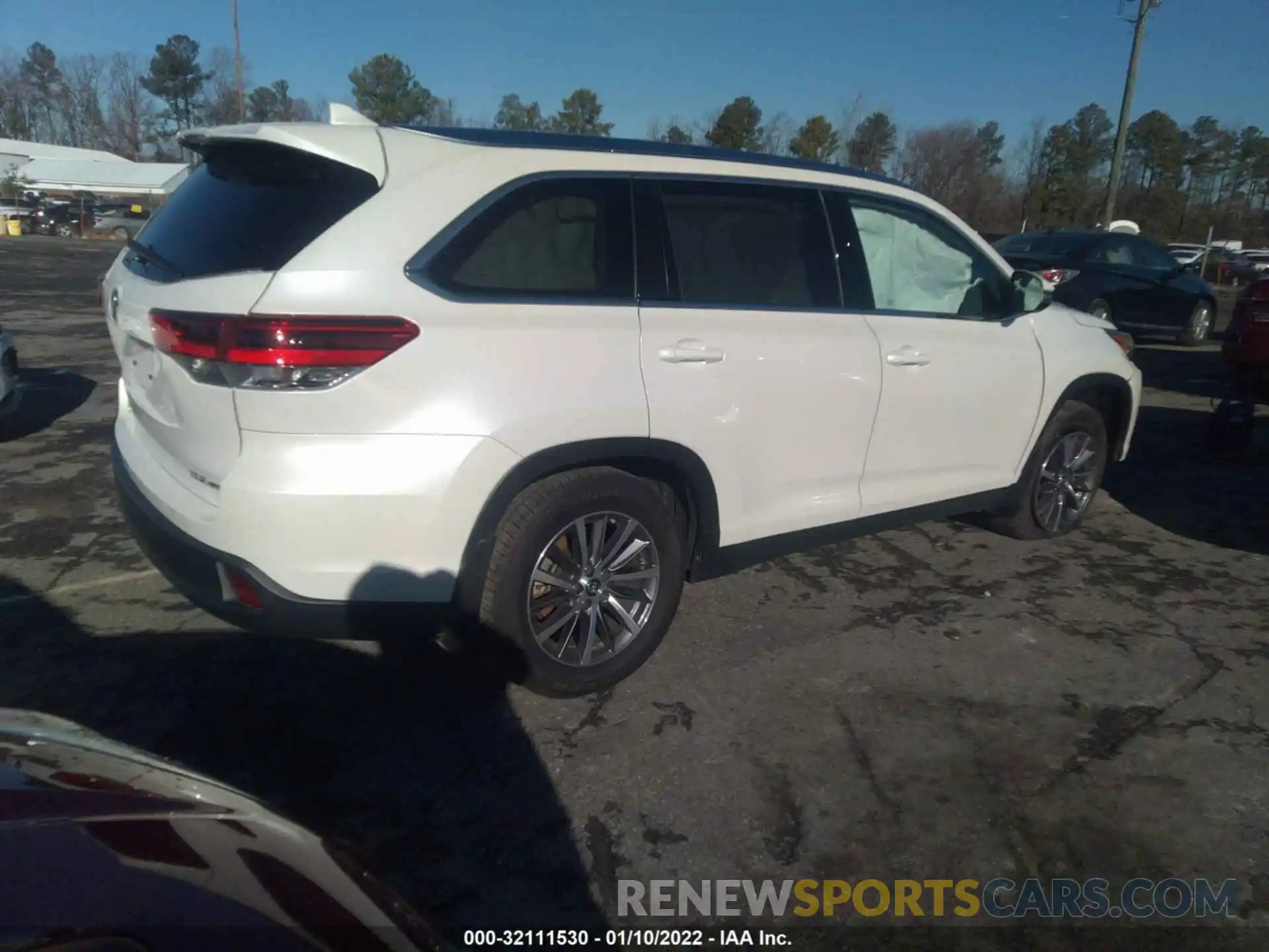 4 Photograph of a damaged car 5TDJZRFH2KS596370 TOYOTA HIGHLANDER 2019