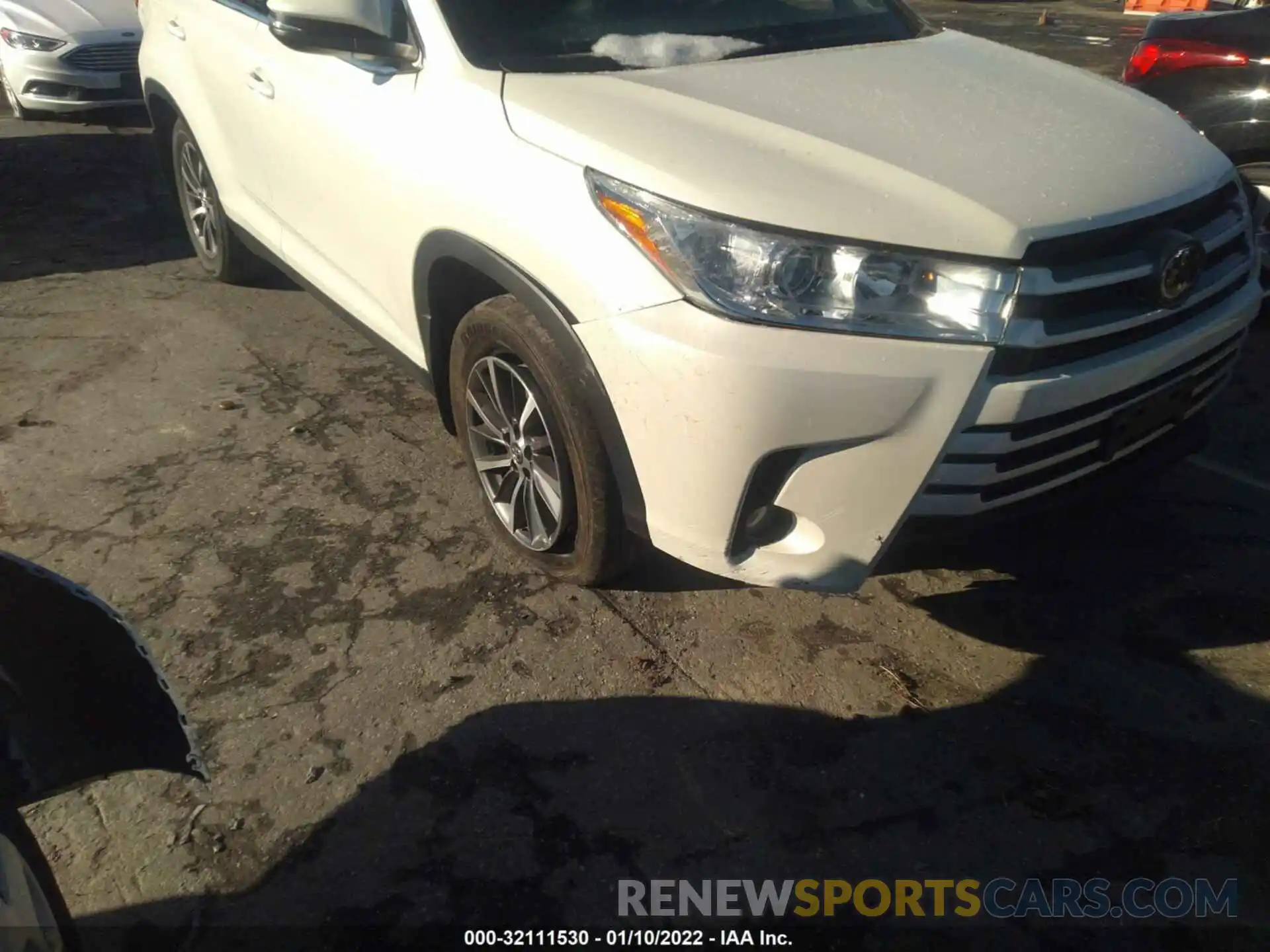 6 Photograph of a damaged car 5TDJZRFH2KS596370 TOYOTA HIGHLANDER 2019