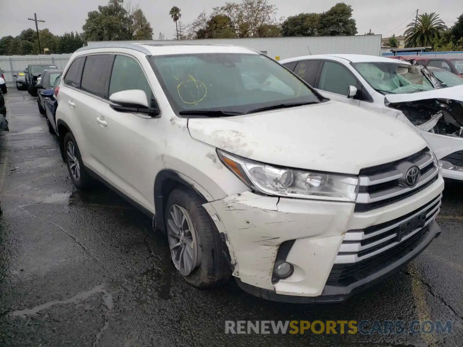 1 Photograph of a damaged car 5TDJZRFH2KS596482 TOYOTA HIGHLANDER 2019