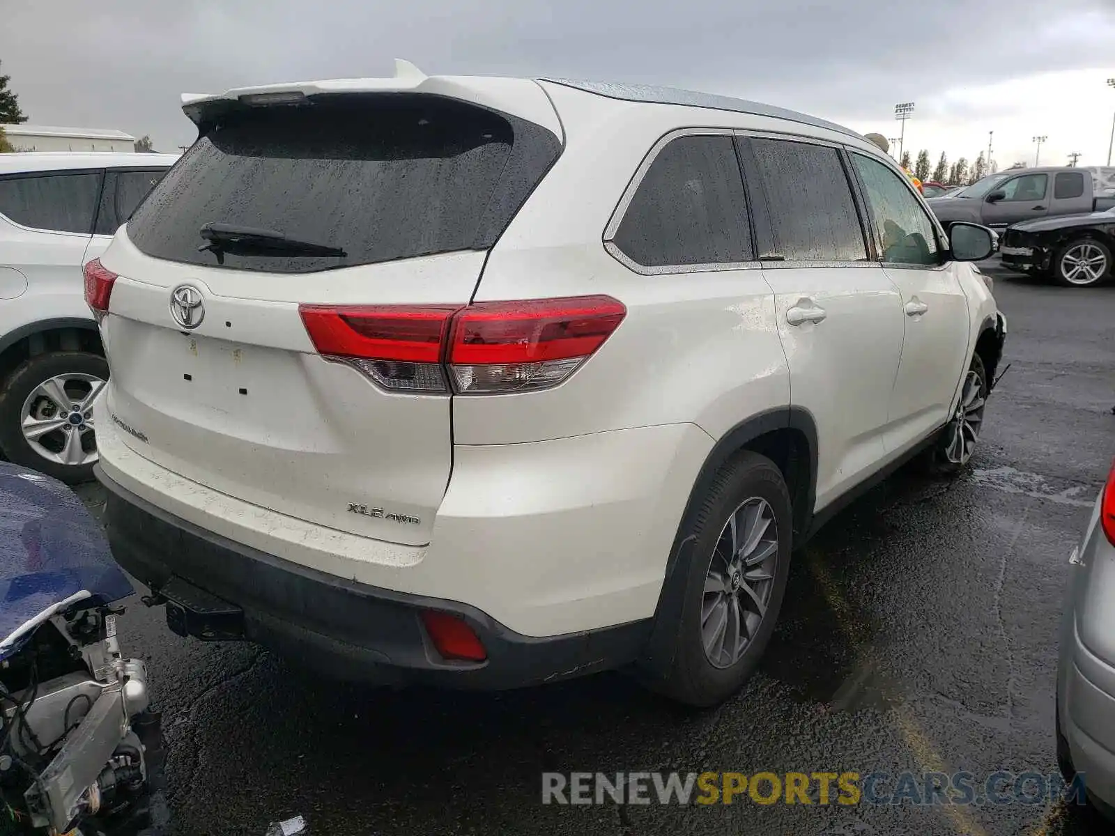 4 Photograph of a damaged car 5TDJZRFH2KS596482 TOYOTA HIGHLANDER 2019