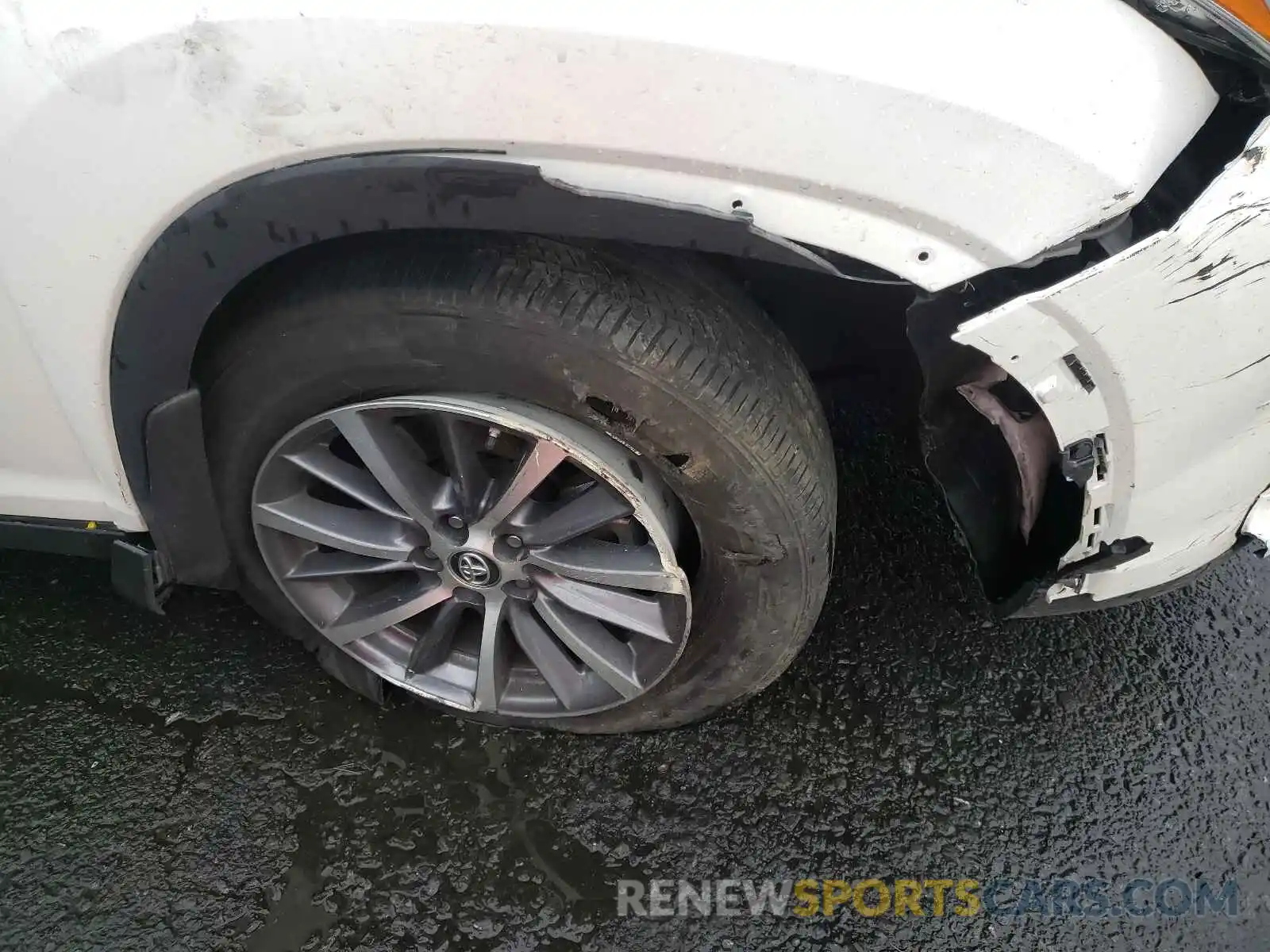 9 Photograph of a damaged car 5TDJZRFH2KS596482 TOYOTA HIGHLANDER 2019