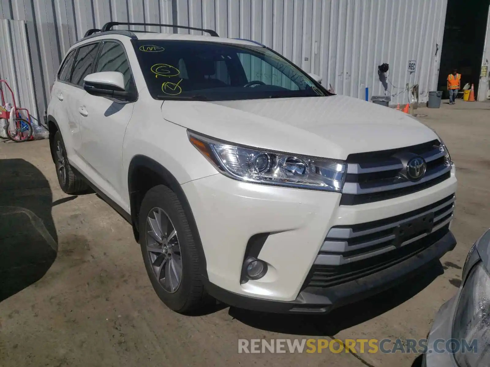 1 Photograph of a damaged car 5TDJZRFH2KS597776 TOYOTA HIGHLANDER 2019