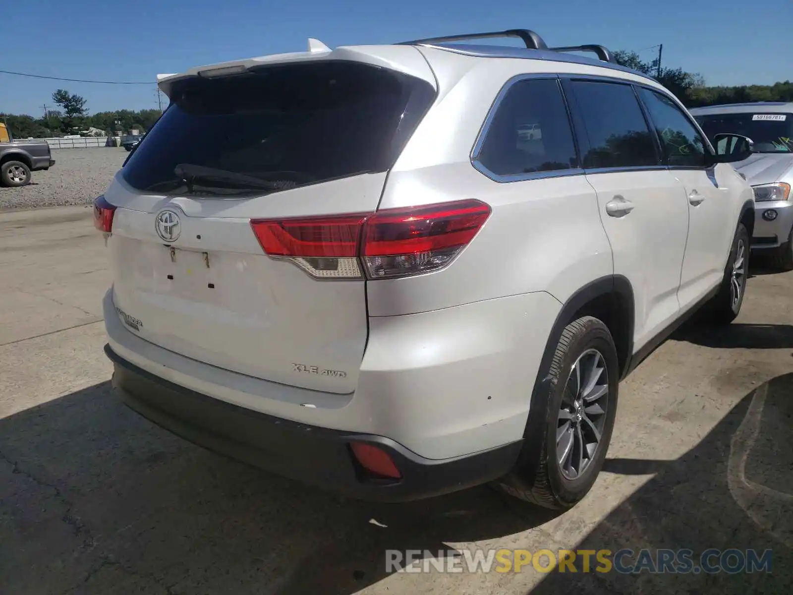 4 Photograph of a damaged car 5TDJZRFH2KS597776 TOYOTA HIGHLANDER 2019