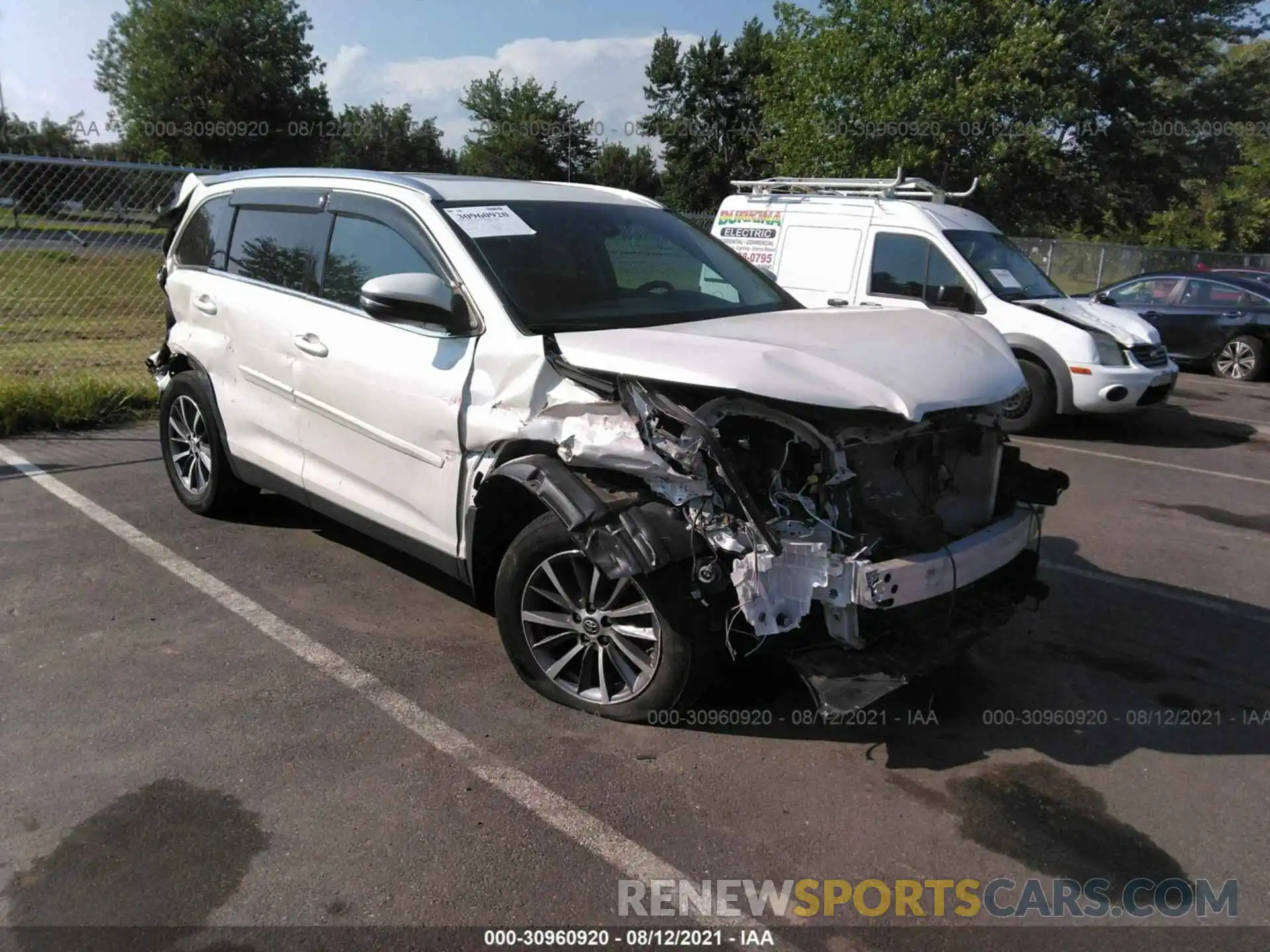 1 Photograph of a damaged car 5TDJZRFH2KS599494 TOYOTA HIGHLANDER 2019