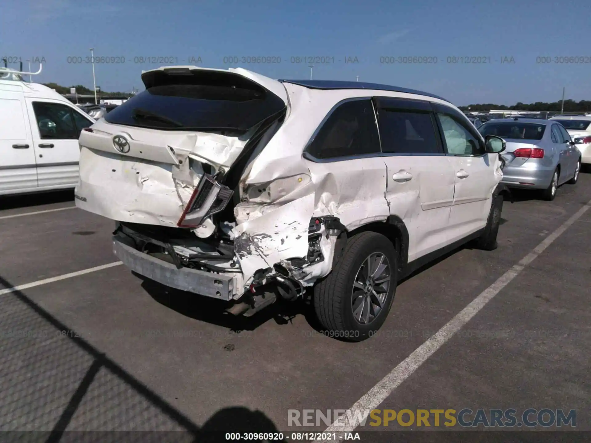 4 Photograph of a damaged car 5TDJZRFH2KS599494 TOYOTA HIGHLANDER 2019