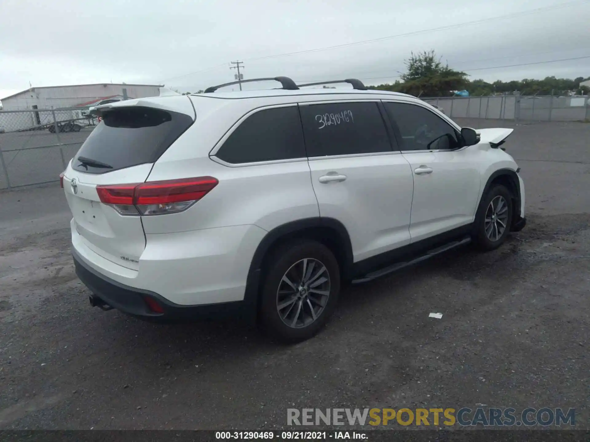 4 Photograph of a damaged car 5TDJZRFH2KS599561 TOYOTA HIGHLANDER 2019