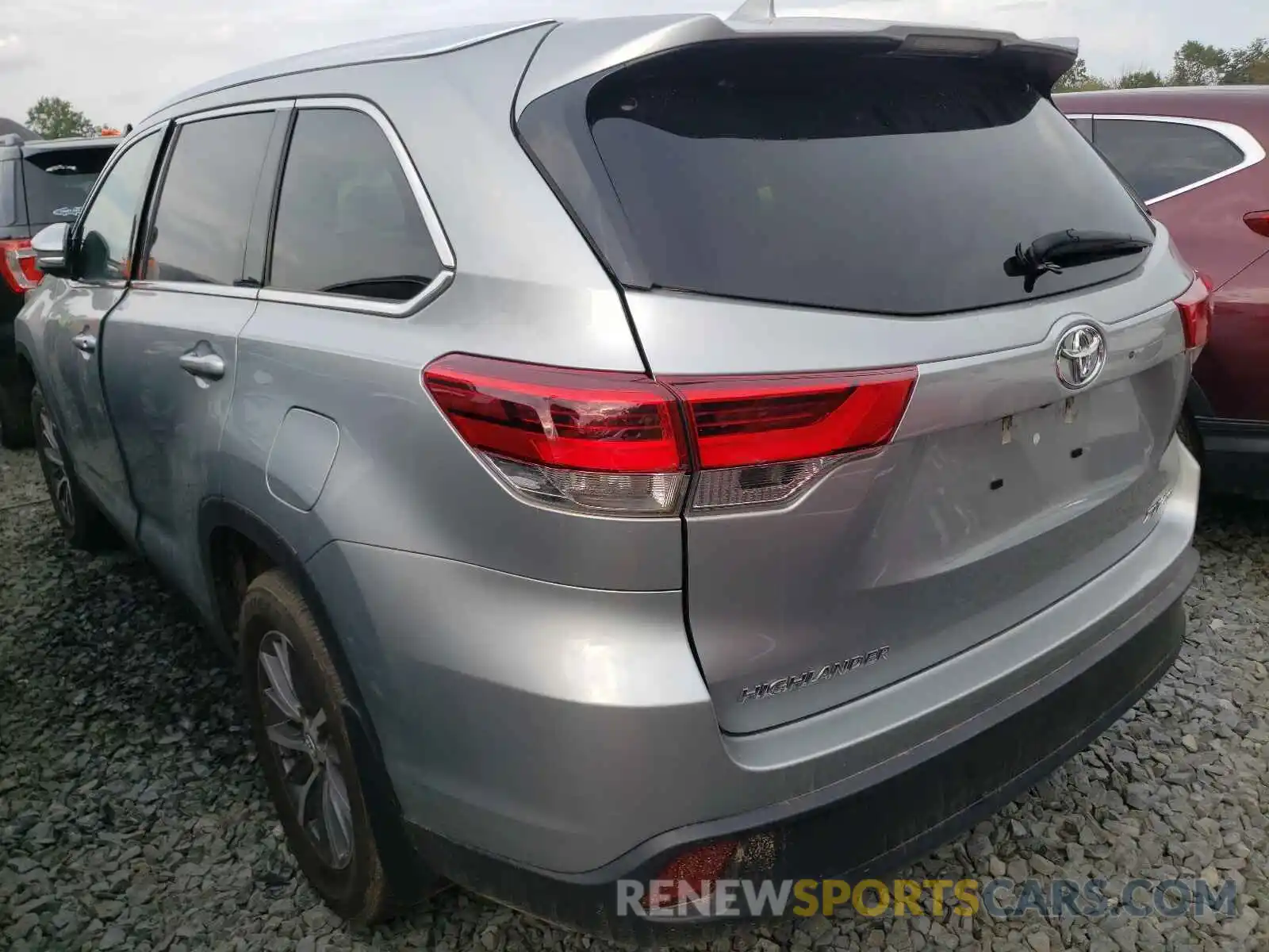 3 Photograph of a damaged car 5TDJZRFH2KS600000 TOYOTA HIGHLANDER 2019