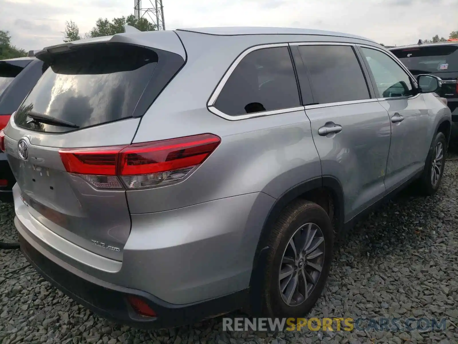 4 Photograph of a damaged car 5TDJZRFH2KS600000 TOYOTA HIGHLANDER 2019