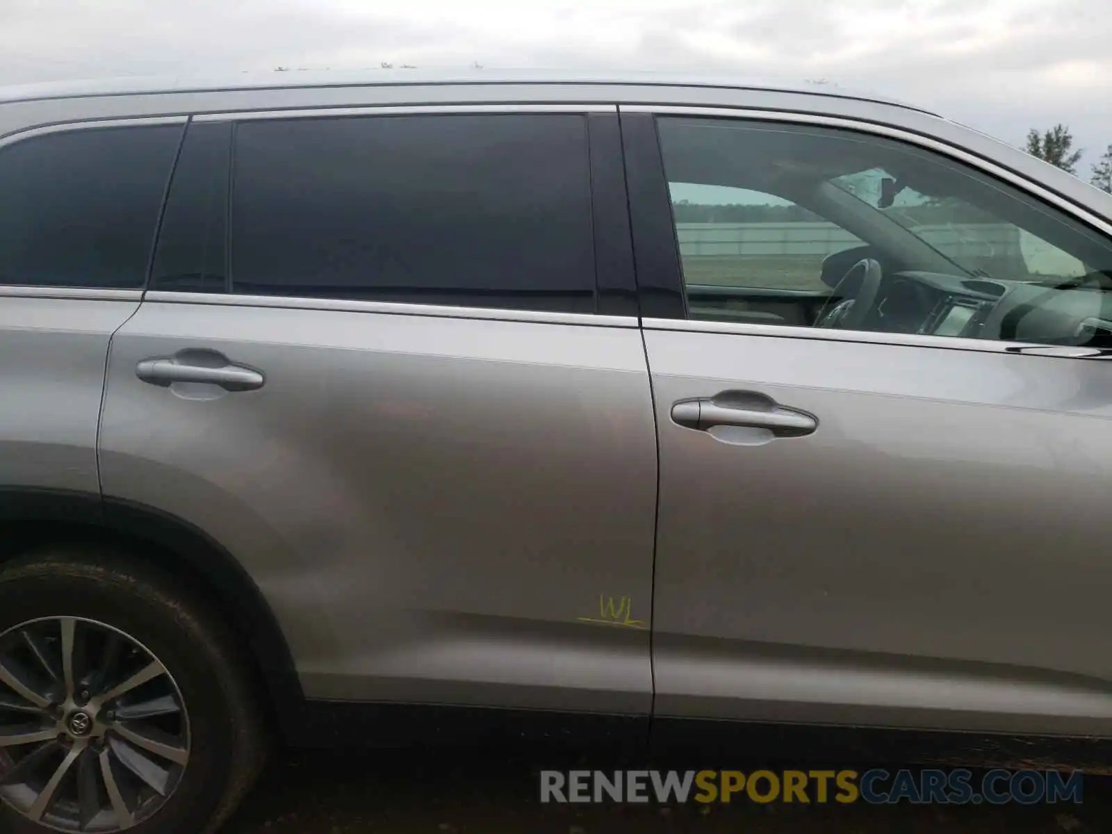 9 Photograph of a damaged car 5TDJZRFH2KS600000 TOYOTA HIGHLANDER 2019