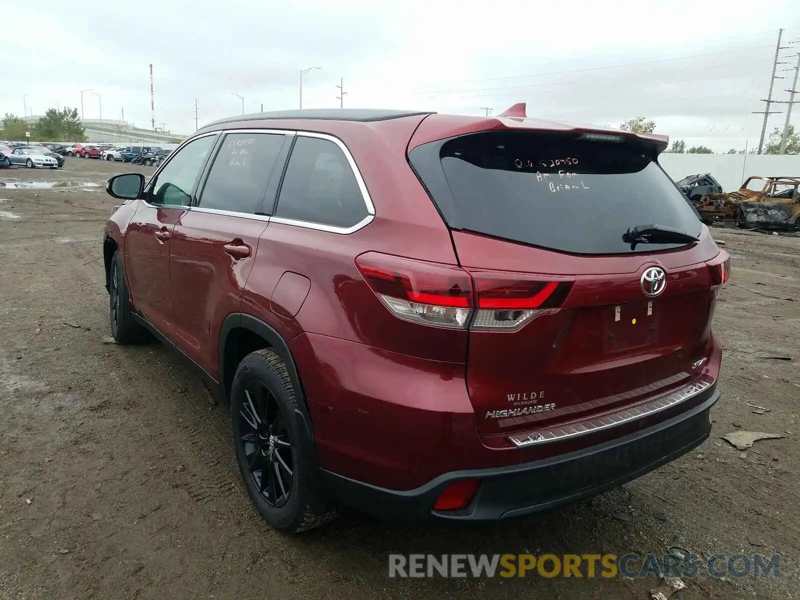 3 Photograph of a damaged car 5TDJZRFH2KS600501 TOYOTA HIGHLANDER 2019