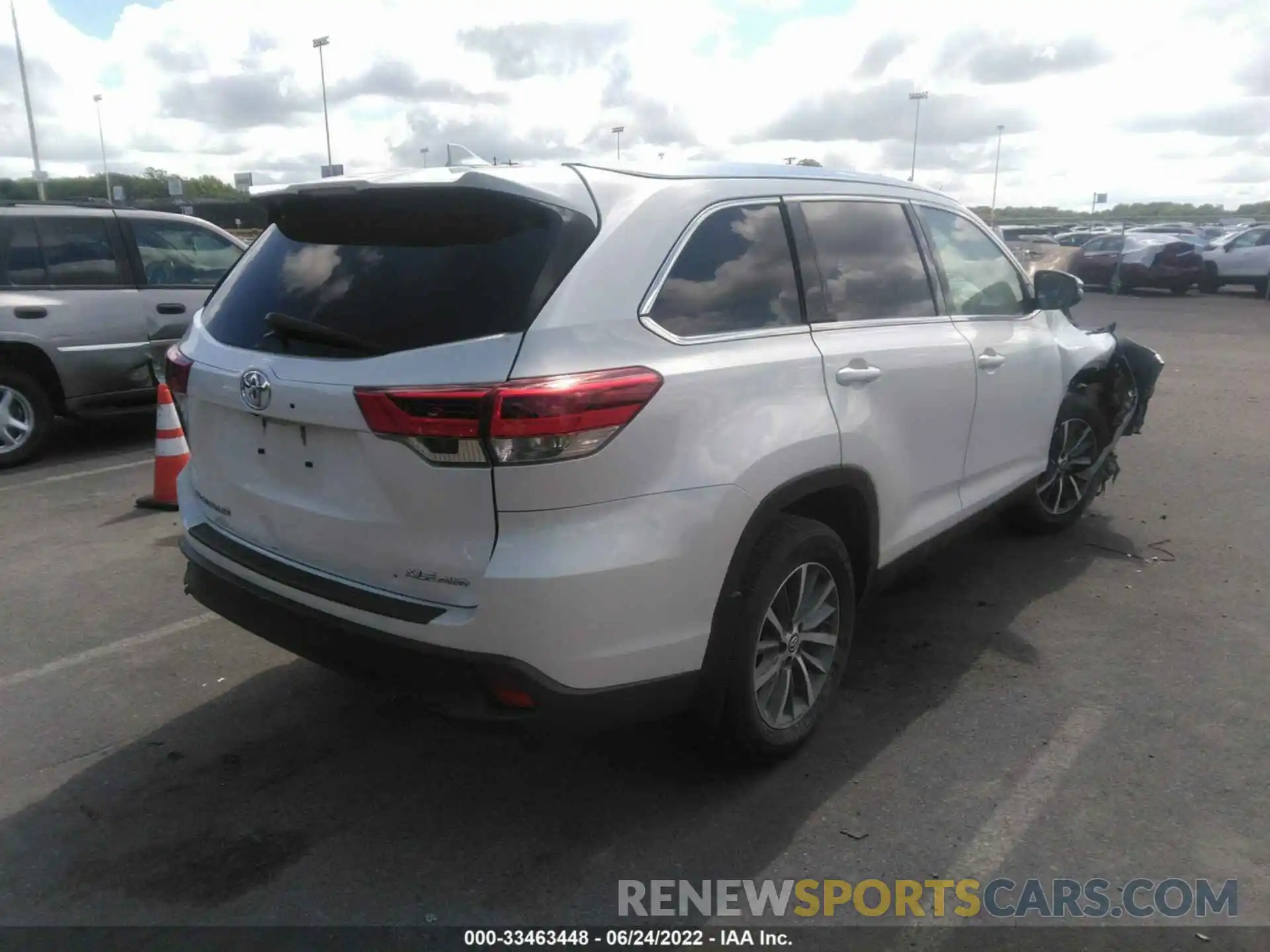 4 Photograph of a damaged car 5TDJZRFH2KS601423 TOYOTA HIGHLANDER 2019