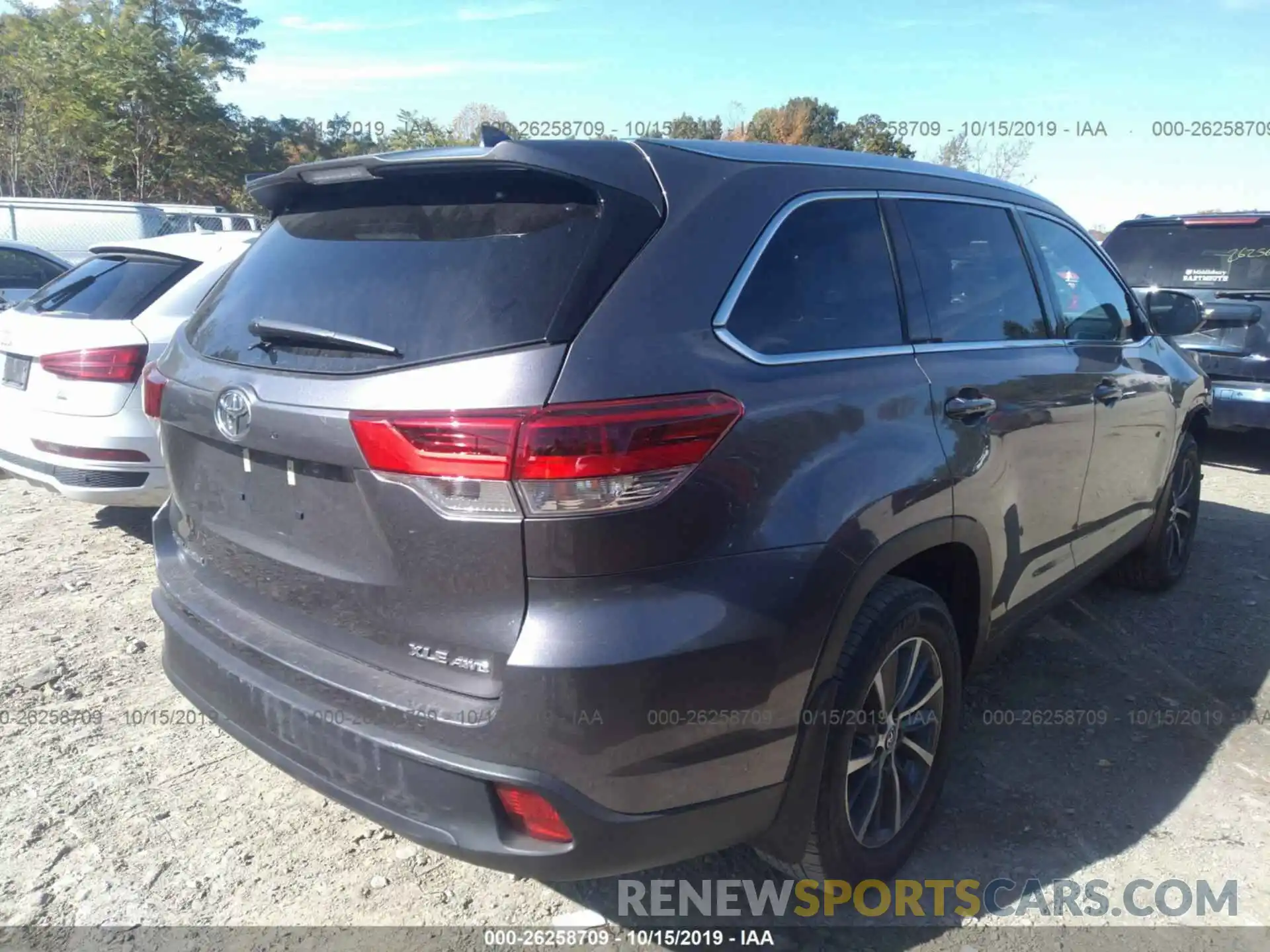 4 Photograph of a damaged car 5TDJZRFH2KS601471 TOYOTA HIGHLANDER 2019