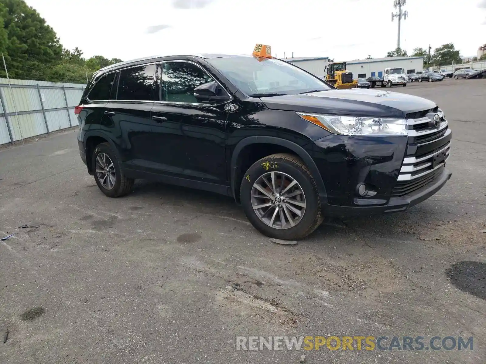 1 Photograph of a damaged car 5TDJZRFH2KS604550 TOYOTA HIGHLANDER 2019