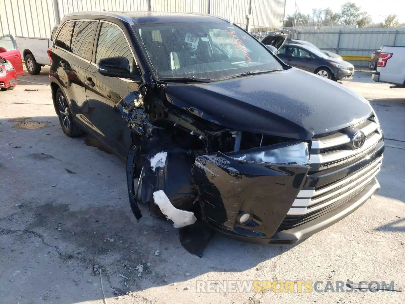 1 Photograph of a damaged car 5TDJZRFH2KS605715 TOYOTA HIGHLANDER 2019